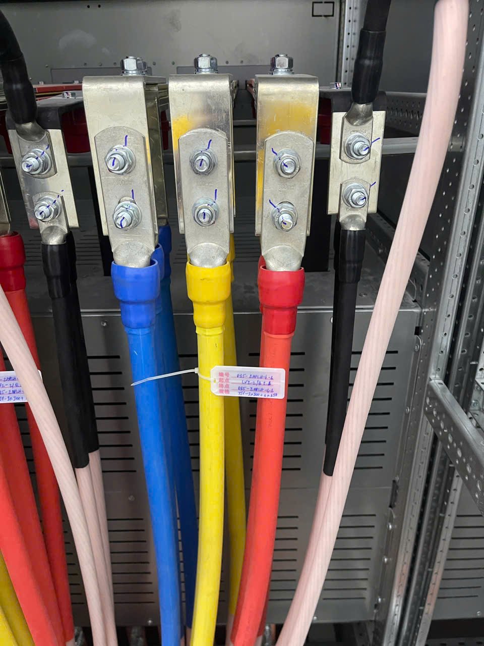 Đấu nối tủ điện chuyên nghiệp.